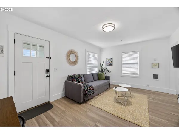 867 S 2ND ST, Coos Bay, OR 97420