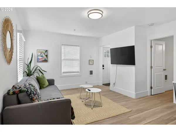 867 S 2ND ST, Coos Bay, OR 97420