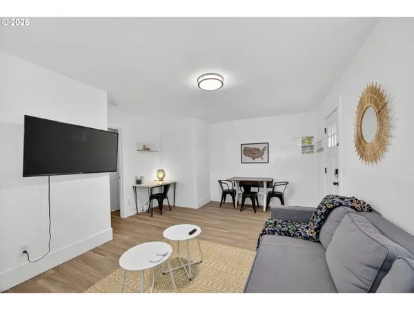 867 S 2ND ST, Coos Bay, OR 97420