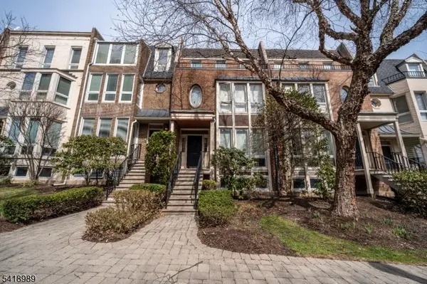 130 Kensington Dr, Fort Lee Boro, NJ 07024