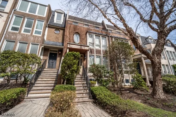 130 Kensington Dr, Fort Lee Boro, NJ 07024