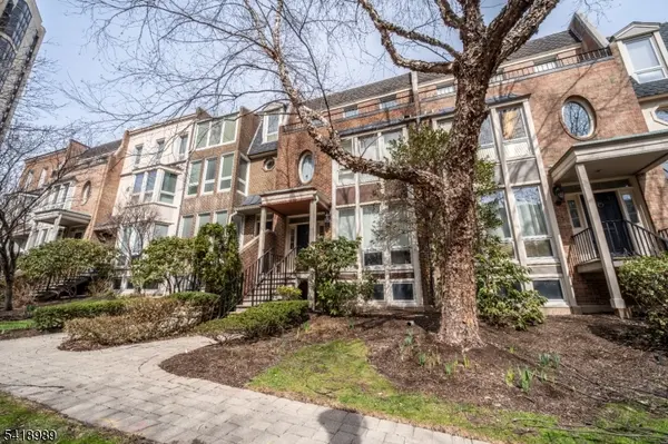 130 Kensington Dr, Fort Lee Boro, NJ 07024