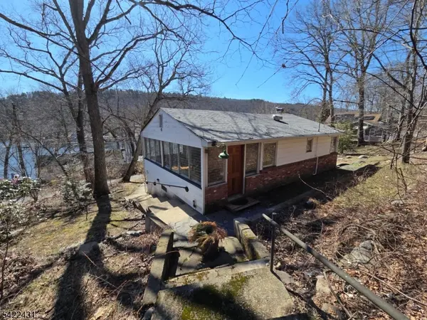 48 W Shore Trl, Sandyston Twp., NJ 07826