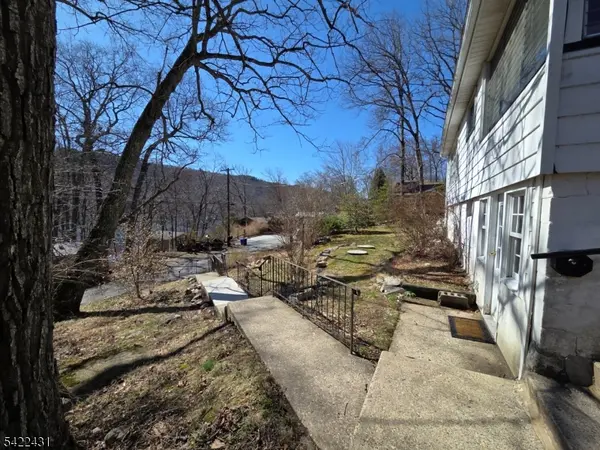 48 W Shore Trl, Sandyston Twp., NJ 07826