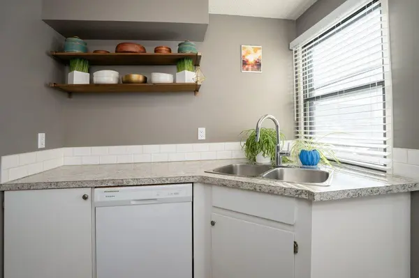 630 57 AVE SW #201, Calgary, AB T2V 0H4