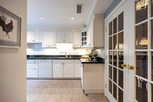 2 Doncliffe PL #102B, Toronto C12, ON M4N 2R1