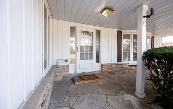 11 Glenview DR, Aurora, ON L4G 2G7