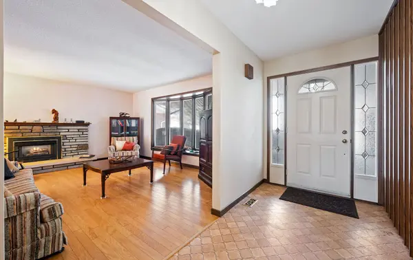 11 Glenview DR, Aurora, ON L4G 2G7