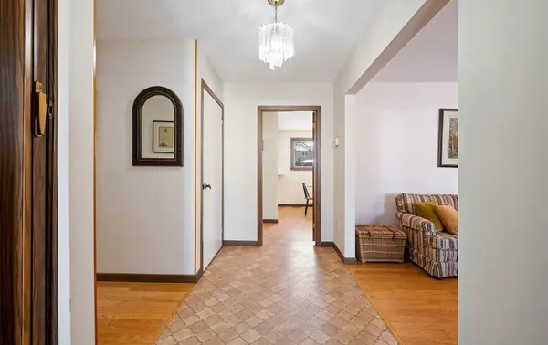 11 Glenview DR, Aurora, ON L4G 2G7