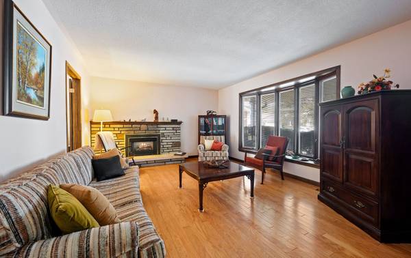 11 Glenview DR, Aurora, ON L4G 2G7