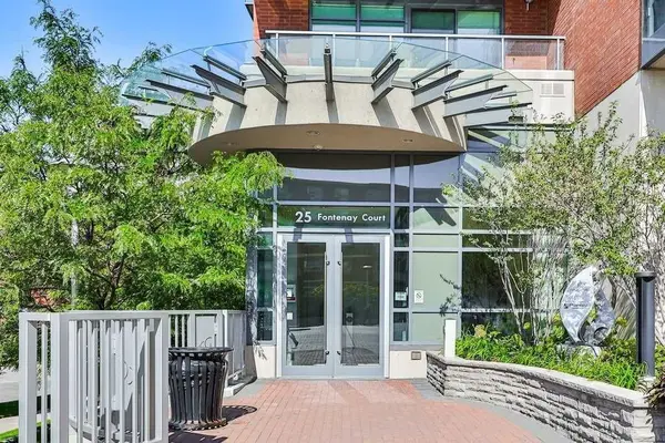 25 Fontenay CT #512, Toronto W08, ON M9A 0C4