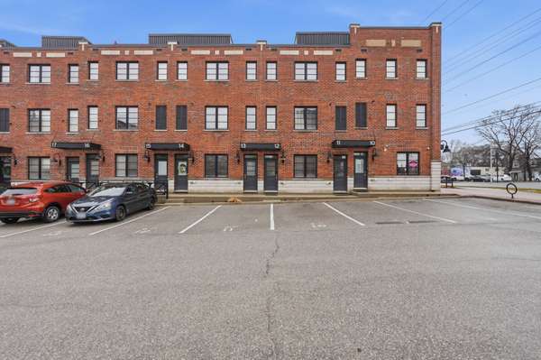 70 Plains RD W #12, Burlington, ON L7T 0B6