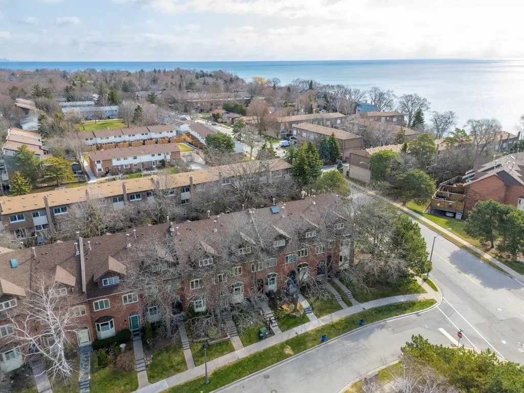 45 Tradewind DR, Oakville, ON L6L 6K9
