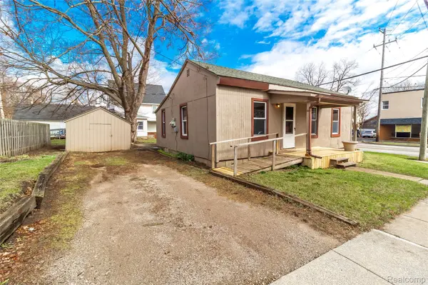 6 Law ST, Lapeer, MI 48446