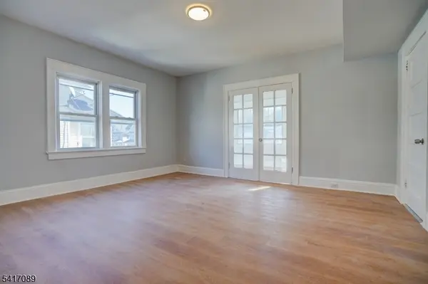 29 Walnut St #2, Summit City, NJ 07901