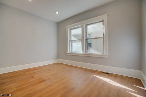 29 Walnut St #2, Summit City, NJ 07901