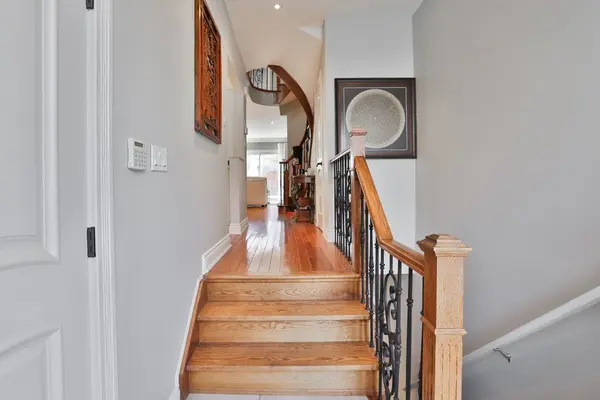 45 Tradewind DR, Oakville, ON L6L 6K9