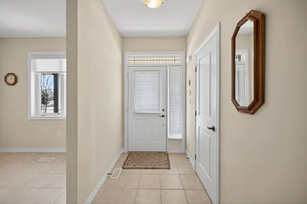 18 Ecker LN, Hamilton, ON L0R 1C0