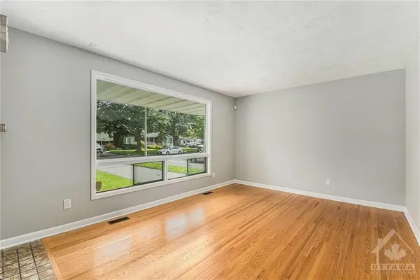 2305 Ryan DR #A, Parkway Park - Queensway Terrace S And Area, ON K2C 1K5