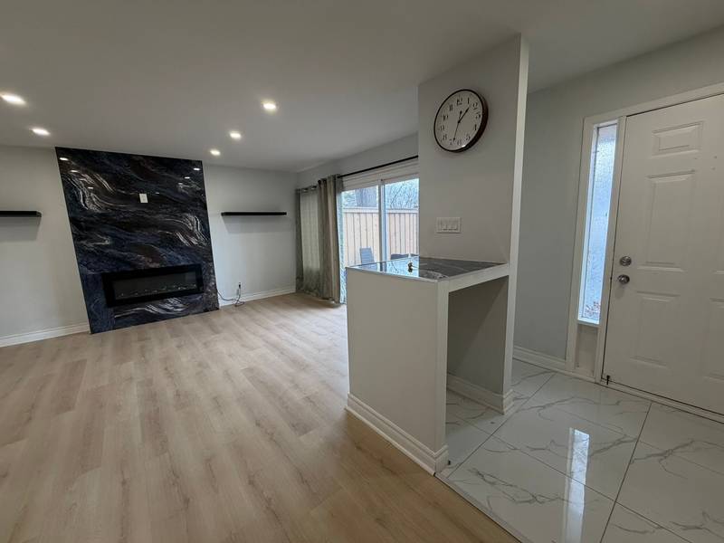 24 springfair AVE W, Aurora, ON L4G 3M2