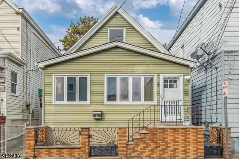 46 Center St, Clifton City, NJ 07011