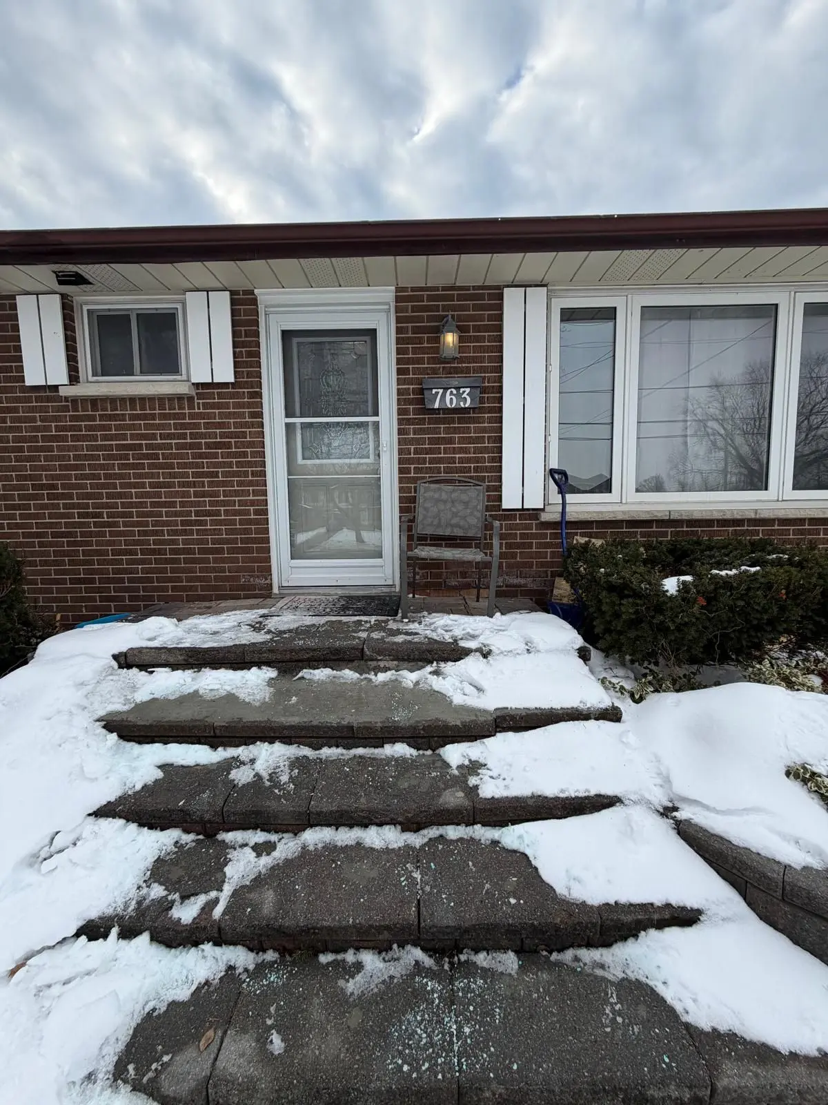 763 Olive AVE #Main Floor, Oshawa, ON L1H 2S4