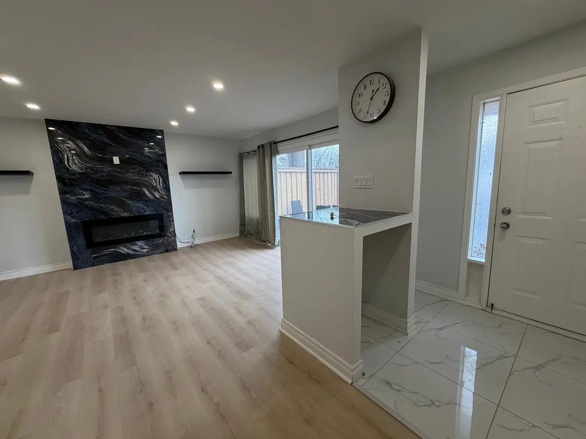 24 springfair AVE W, Aurora, ON L4G 3M2