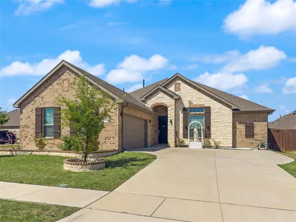 3722 Autumncrest Street, Grand Prairie, TX 76065