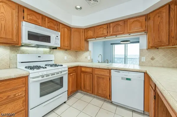 69 Amethyst Lane, Paterson City, NJ 07501