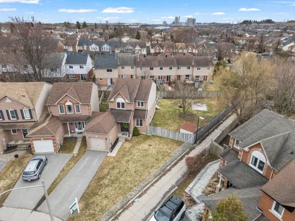 61 Fry CRES, Clarington, ON L1C 4Y3