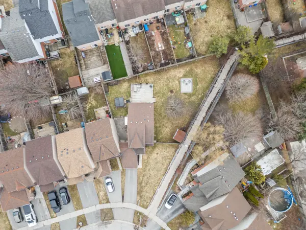 61 Fry CRES, Clarington, ON L1C 4Y3