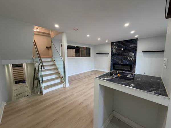 24 springfair AVE W, Aurora, ON L4G 3M2