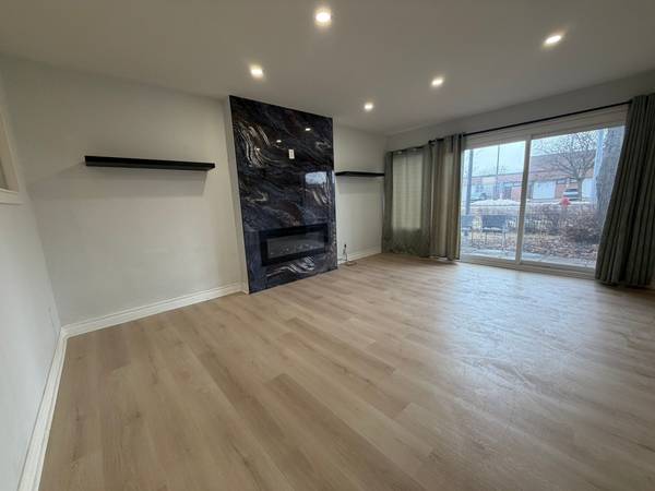 24 springfair AVE W, Aurora, ON L4G 3M2