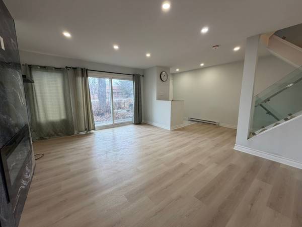 24 springfair AVE W, Aurora, ON L4G 3M2