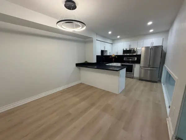 24 springfair AVE W, Aurora, ON L4G 3M2