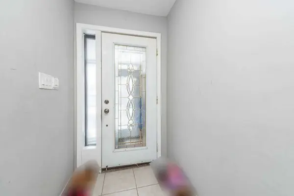 213 Grandravine DR, Toronto W05, ON M3J 1B9