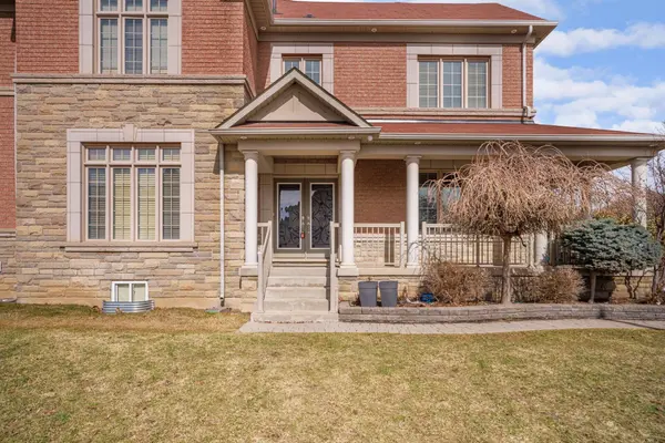 2 Beachville CIR, Brampton, ON L6X 0V4