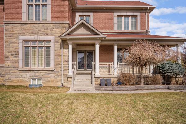 2 Beachville CIR, Brampton, ON L6X 0V4
