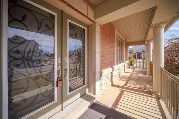 2 Beachville CIR, Brampton, ON L6X 0V4