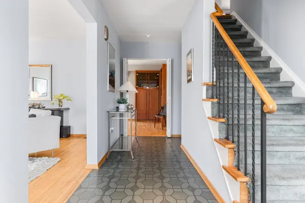 1893 Stonepath CRES, Mississauga, ON L4X 1Y1