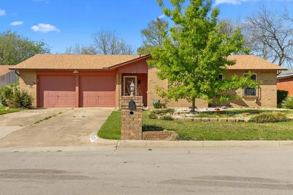 3229 Oak Timber Drive, Forest Hill, TX 76119