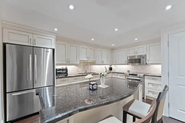 110 Bloor ST W #1510, Toronto C02, ON M5S 2W7