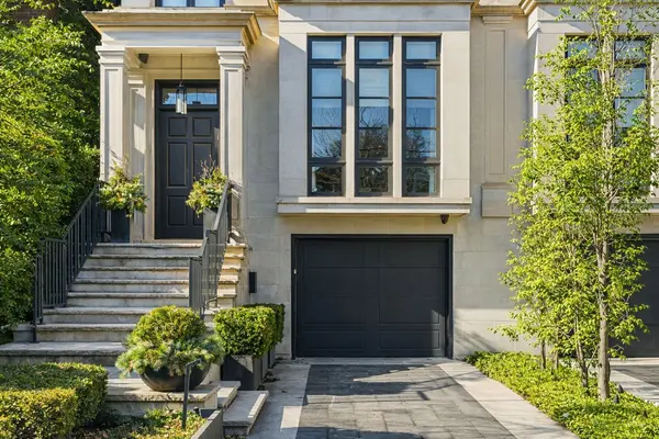 130 B Farnham AVE, Toronto C02, ON M4V 1H4