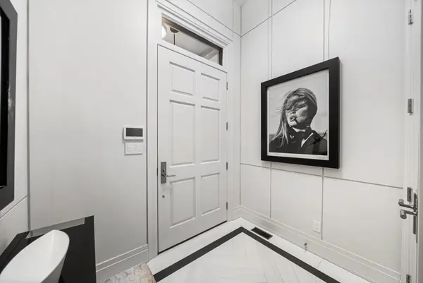 130 B Farnham AVE, Toronto C02, ON M4V 1H4