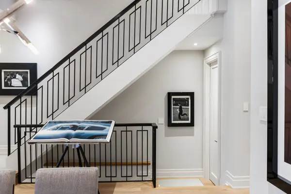 130 B Farnham AVE, Toronto C02, ON M4V 1H4