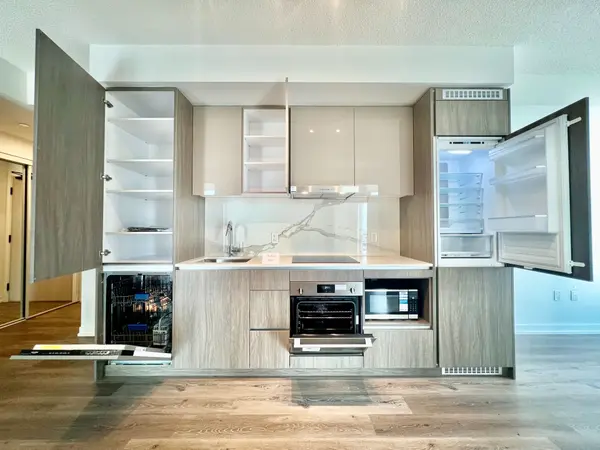 28 Interchange WAY #812, Vaughan, ON L4K 0P8