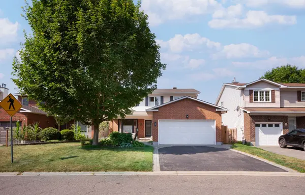 4 Drainie DR, Kanata, ON K2L 3J5