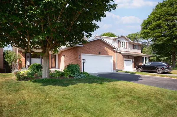 4 Drainie DR, Kanata, ON K2L 3J5