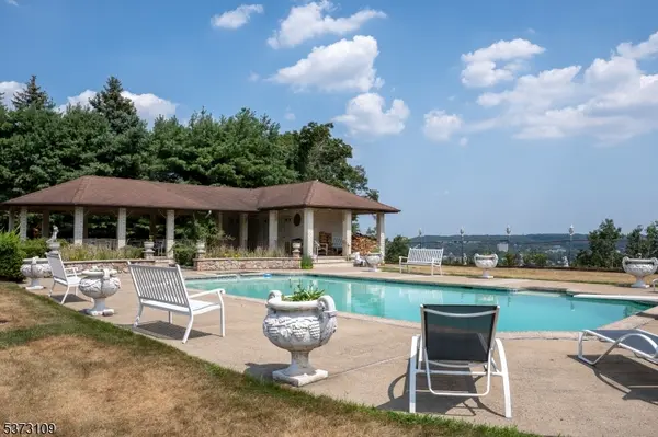 8 Lookout Point Trail, Totowa Boro, NJ 07512