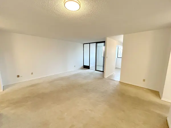 25 Bamburgh CIR #330, Toronto E05, ON M1W 3W2